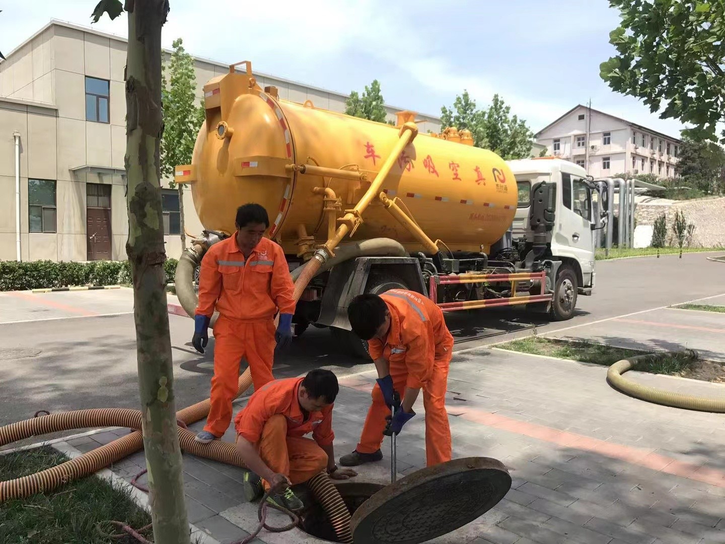 甘井子管道疏通车停在窨井附近