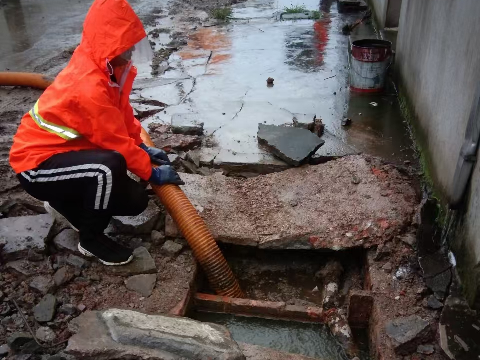 甘井子专业清理污水池 炜誉市政以规范流程守护城市 “肠道”