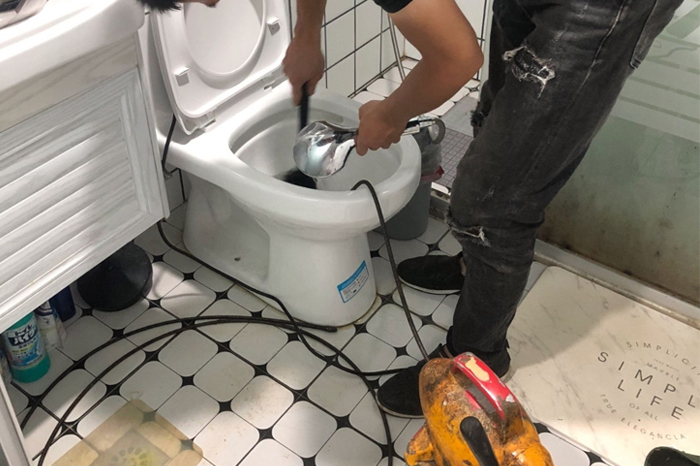 甘井子马桶堵塞自己疏通还是找师傅?专业上门服务让你省时更省心